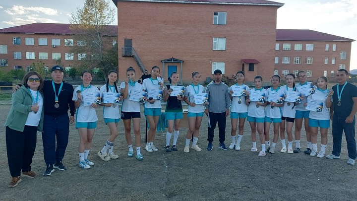 🏆⚽ Құттықтаймыз! ⚽🏆 Аудандық 9-11 сынып қыздар арасындағы футбол жарысында…